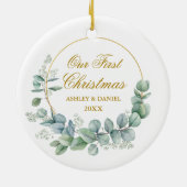 Onze eerste kerst met eucalyptus laat goud over keramisch ornament (Achterkant)