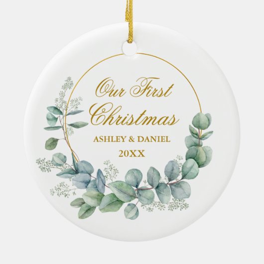 Onze eerste kerst met eucalyptus laat goud over keramisch ornament (Achterkant)