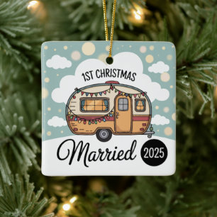 Onze Eerste Kerst Mis Samen 2025 Retro Camper Keramisch Ornament