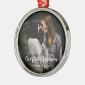 Onze eerste kerst | Moderne Script Couple Photo Metalen Ornament (Links)