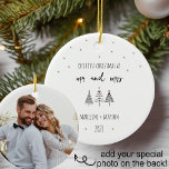Onze eerste kerst Mr en Mrs Christmas Ornament<br><div class="desc">Prachtige zwart-witte boompjes met koperen sterren en met de hand geletterde tekst maken dit ornament een mooie aandenken voor het pas getrouwde paar. Voeg een speciale foto op de achterkant toe! Samen met de zin Onze Eerste Kerstmis als Mr en Mrs personaliseren met namen en jaar om dit een prachtig...</div>