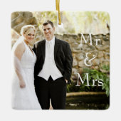 Onze eerste kerst Mr. & Mrs. bruiloft foto Keramisch Ornament (Voorkant)