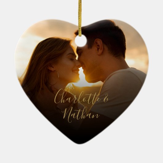 Onze eerste kerst Mr. Mrs. Gold Heart Script Foto Keramisch Ornament (Achterkant)