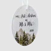 Onze eerste kerst Mr & Mrs Hand Lettered Pine Ornament (voorkant)