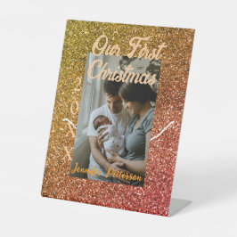 Onze eerste kerst oranje rode glitter fotojaar reclamebord met voetstuk