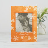 Onze Eerste Kerst Oranje Sneeuwvlokken Minimalisti Feestdagenkaart (Staand voorkant)