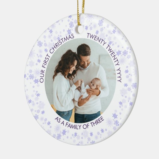 Onze eerste kerst | Paarse foto Ditsy Snowflake Keramisch Ornament (Links)
