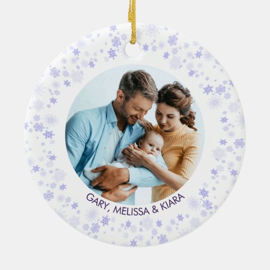 Onze eerste kerst | Paarse foto Ditsy Snowflake Keramisch Ornament (Achterkant)