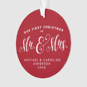 Onze eerste kerst pasgetrouwde gepersonaliseerde v ornament (voorkant)