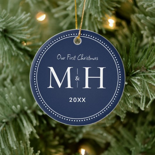 Onze eerste kerst Passen getrouwd Monogram Navy Bl Keramisch Ornament (Boom)