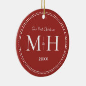 Onze eerste kerst Passen getrouwd Monogram rood Keramisch Ornament (Rechts)