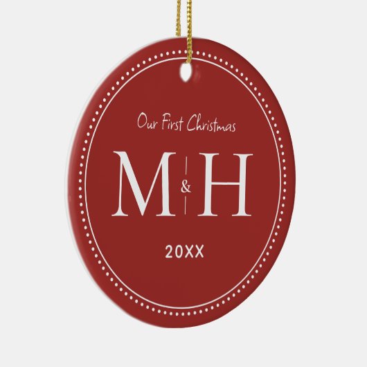 Onze eerste kerst Passen getrouwd Monogram rood Keramisch Ornament (Rechts)