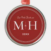 Onze eerste kerst Passen getrouwd Monogram rood Metalen Ornament (Voorkant)