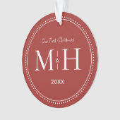 Onze eerste kerst Passen getrouwd Monogram rood Ornament (voorkant)