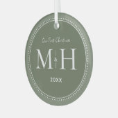 Onze eerste kerst Passen getrouwd Monogram Sage Gr Glas Ornament (Voorkant links)