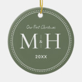 Onze eerste kerst Passen getrouwd Monogram Sage Gr Keramisch Ornament (Voorkant)
