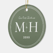 Onze eerste kerst Passen getrouwd Monogram Sage Gr Keramisch Ornament (Links)