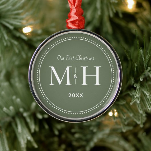 Onze eerste kerst Passen getrouwd Monogram Sage Gr Metalen Ornament (Boom)