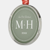 Onze eerste kerst Passen getrouwd Monogram Sage Gr Metalen Ornament (Links)
