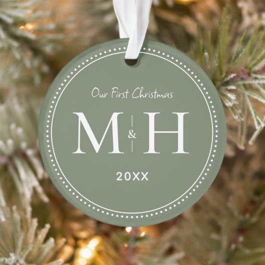 Onze eerste kerst Passen getrouwd Monogram Sage Gr Ornament (Boom)