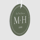 Onze eerste kerst Passen getrouwd Monogram Sage Gr Ornament (voorkant)