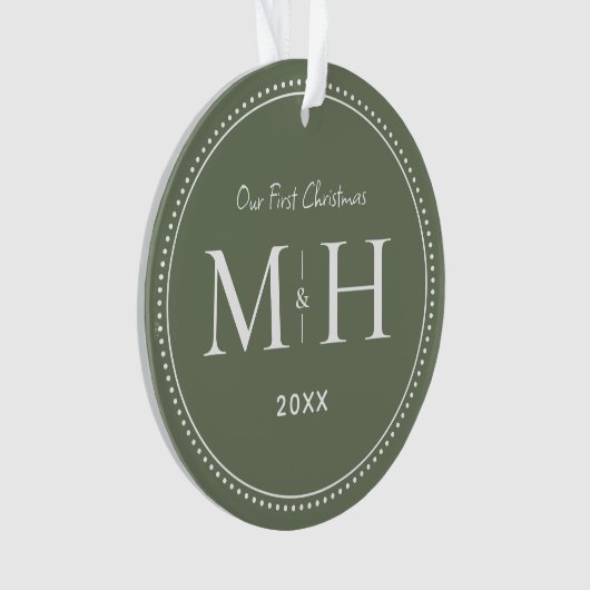 Onze eerste kerst Passen getrouwd Monogram Sage Gr Ornament (voorkant)