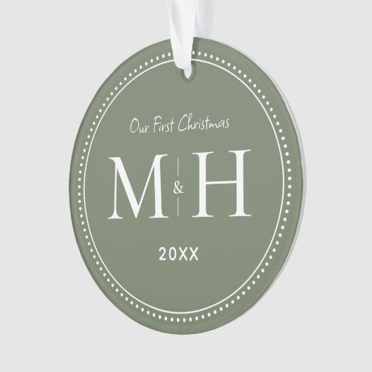 Onze eerste kerst Passen getrouwd Monogram Sage Gr Ornament (voorkant)