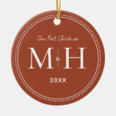 Onze eerste kerst Passen getrouwd Monogram Terraco Keramisch Ornament (Voorkant)