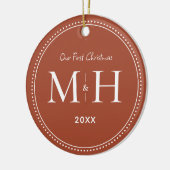 Onze eerste kerst Passen getrouwd Monogram Terraco Keramisch Ornament (Links)