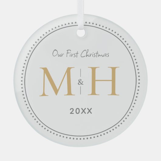 Onze eerste kerst Passen getrouwd Monogram Wit Glas Ornament (Voorkant)