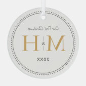 Onze eerste kerst Passen getrouwd Monogram Wit Glas Ornament (Achterkant)