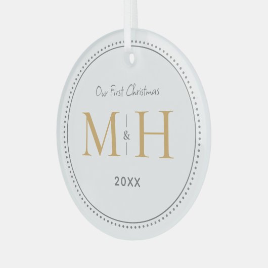 Onze eerste kerst Passen getrouwd Monogram Wit Glas Ornament (Voorkant links)