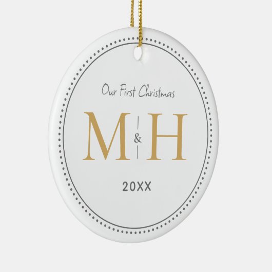 Onze eerste kerst Passen getrouwd Monogram Wit Keramisch Ornament (Rechts)