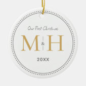 Onze eerste kerst Passen getrouwd Monogram Wit Keramisch Ornament (Voorkant)