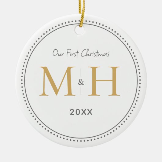 Onze eerste kerst Passen getrouwd Monogram Wit Keramisch Ornament (Voorkant)