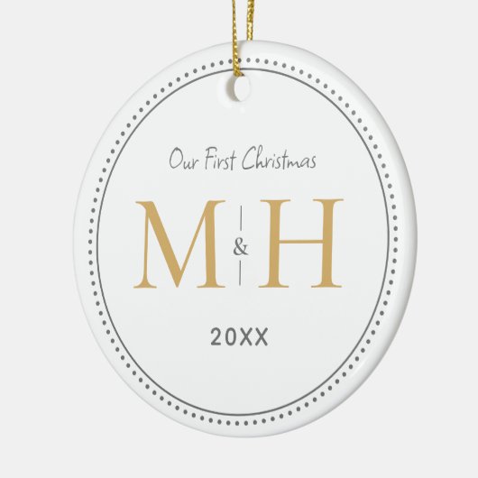 Onze eerste kerst Passen getrouwd Monogram Wit Keramisch Ornament (Links)