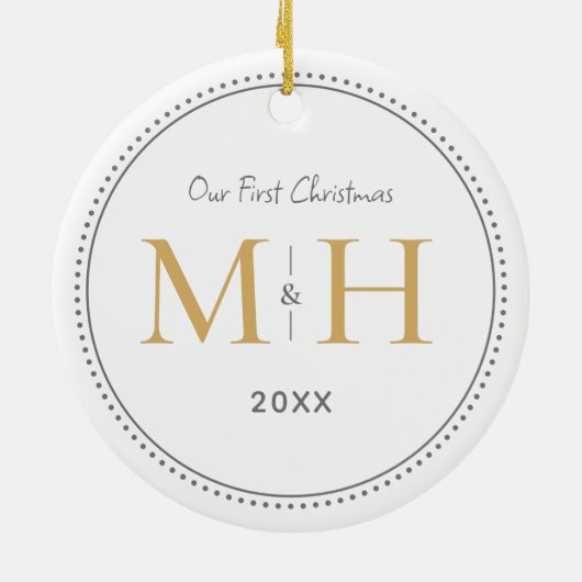 Onze eerste kerst Passen getrouwd Monogram Wit Keramisch Ornament (Achterkant)