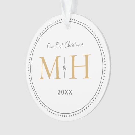 Onze eerste kerst Passen getrouwd Monogram Wit Ornament (voorkant)