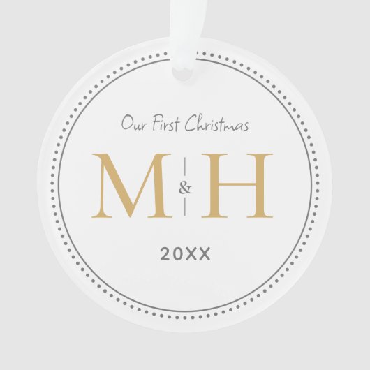 Onze eerste kerst Passen getrouwd Monogram Wit Ornament (voorkant)