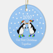 Onze eerste kerst samen 2010 (GLBT-pinguïns) Keramisch Ornament (Links)