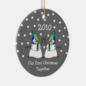 Onze eerste kerst samen 2010 (GLBT Snowmen) Keramisch Ornament (Rechts)