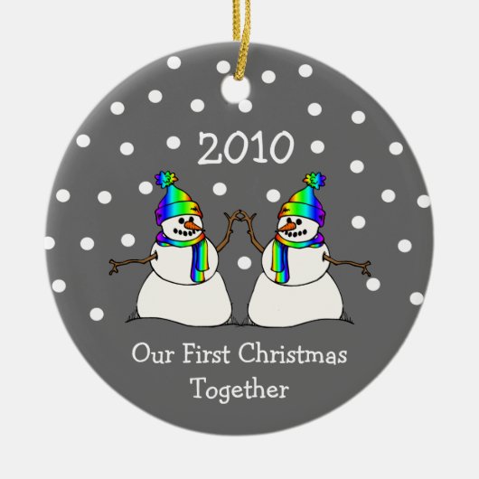 Onze eerste kerst samen 2010 (GLBT Snowmen) Keramisch Ornament (Voorkant)