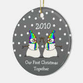 Onze eerste kerst samen 2010 (GLBT Snowmen) Keramisch Ornament (Links)