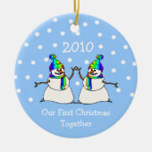 Onze eerste kerst samen 2010 (GLBT Snowmen) Keramisch Ornament (Voorkant)