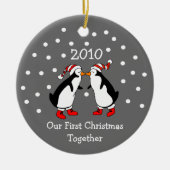 Onze eerste kerst samen 2010 (pinguïns) keramisch ornament (Voorkant)