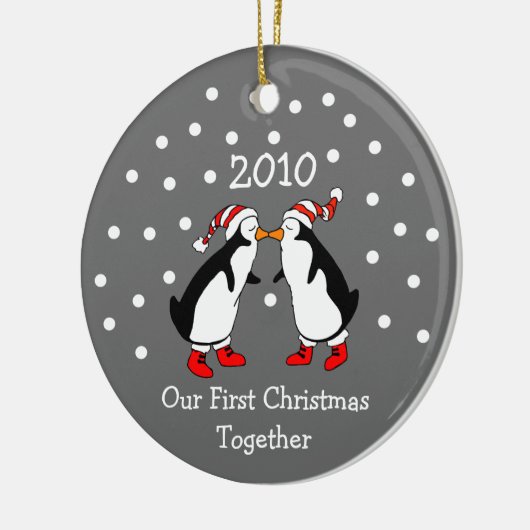 Onze eerste kerst samen 2010 (pinguïns) keramisch ornament (Links)