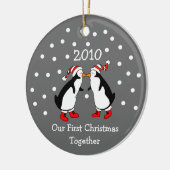 Onze eerste kerst samen 2010 (pinguïns) keramisch ornament (Links)