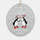 Onze eerste kerst samen 2010 (pinguïns) keramisch ornament (Links)