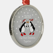 Onze eerste kerst samen 2010 (pinguïns) metalen ornament (Rechts)
