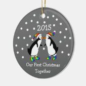 Onze eerste kerst samen 2015 (LGBT-pinguïns) Keramisch Ornament (Links)